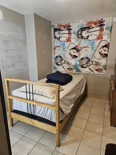 FURNISHED ROOM COMES WITH BED LINEN NIGHT TABLE DRESSER KITCHEN $220 PER WEEK LOOKING FOR A SINGLE W...