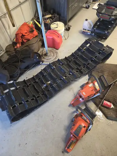 137" 2 inch paddle track off 2012 Freeride. Has one missing lug and bit of damage on the inside of t...