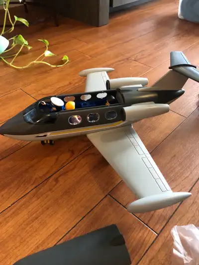 avion et figurine , View more