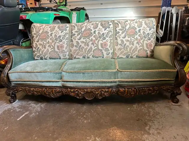 antique couch in Couches & Futons in Kamloops - Image 2