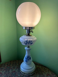 VINTAGE/ANTIQUE LAMP