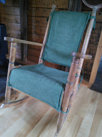 Chaise berçante antique avec coussins