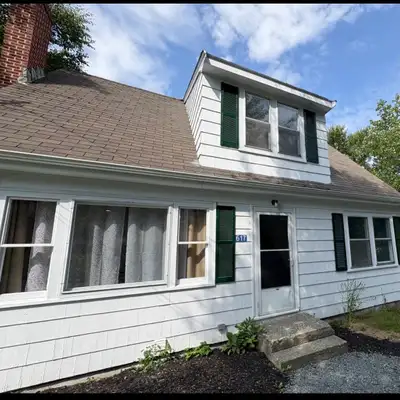 Spacious and comfortable house available for rent in a convenient Halifax location. Great for a fami...