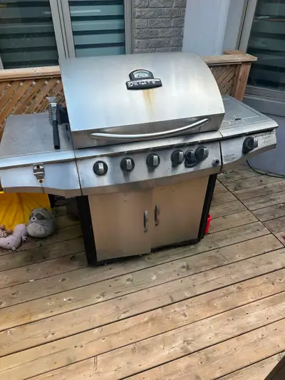 SELLING MY BBQ I NEED IT GONE DOES NOT WORK SELLING FOR THE STEEL AND ITS PARTS! I JUST NEED THIS GO...