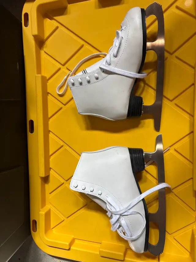 Figure Skates - Size 5 in Skates & Blades in Markham / York Region - Image 3