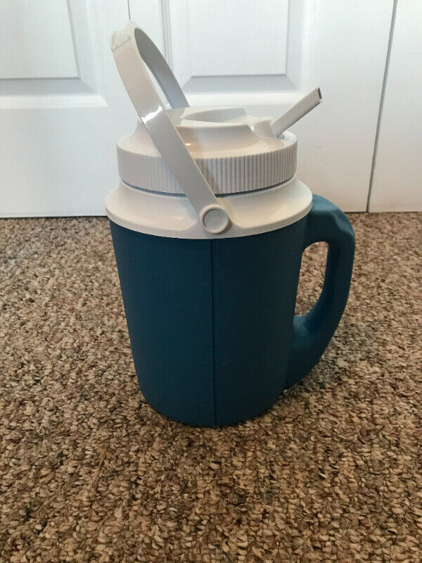 Bouteille d'eau Rubbermaid thermos 1/2 gallons dans Autre  à Ouest de l’Île