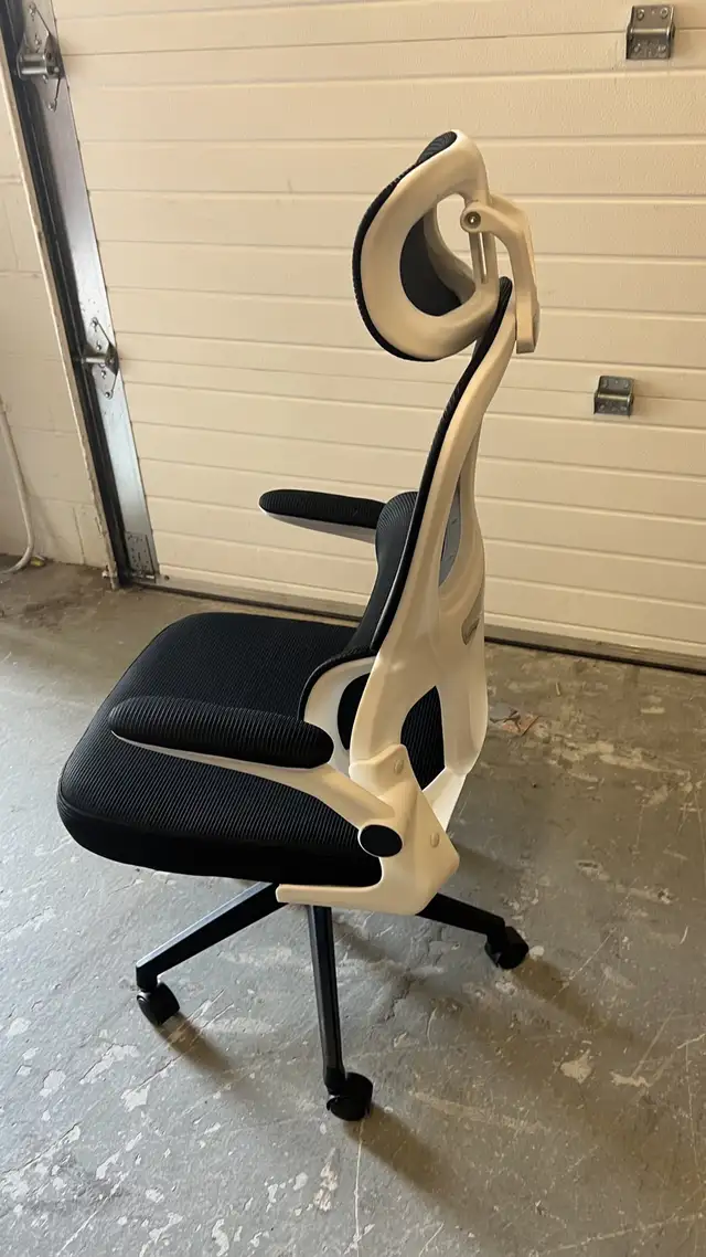 NEW Ergonomic Mesh Office Chair with Headrest & Flip-Up Arm in Chairs & Recliners in Markham / York Region - Image 4