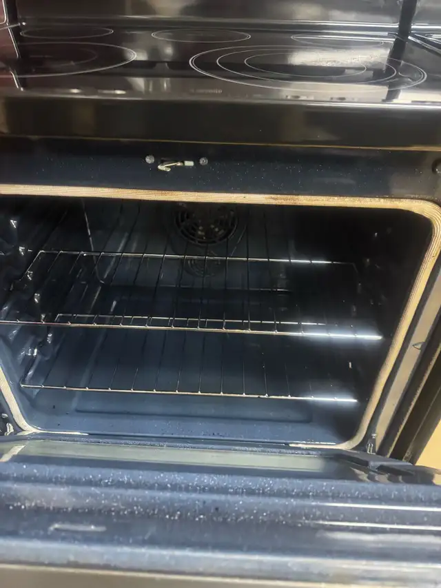 Whirlpool Electric Range in Stoves, Ovens & Ranges in Laval / North Shore - Image 3