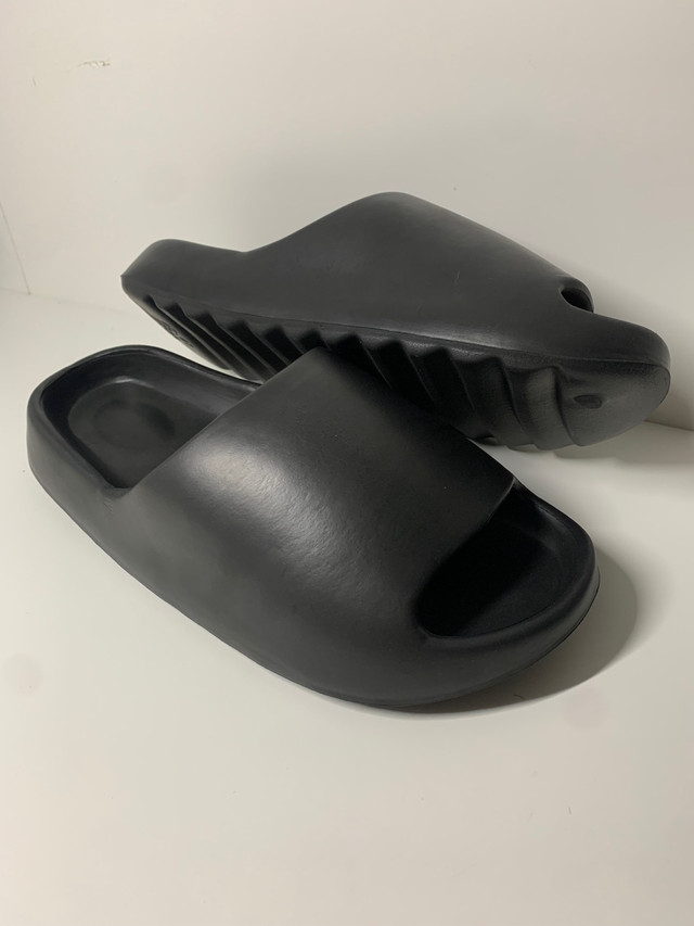 - Pillow slides noir  dans Chaussures pour hommes  à Ville de Montréal