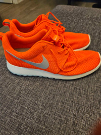 Nike Roshe Run size 9.5