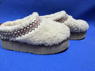 UGG shoes-size 6(pls read ALL), View more