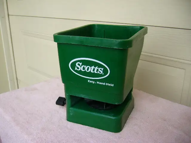 Epandeur Scotts a main. Vert. Tres propre. in Outdoor Tools & Storage in Longueuil / South Shore - Image 6