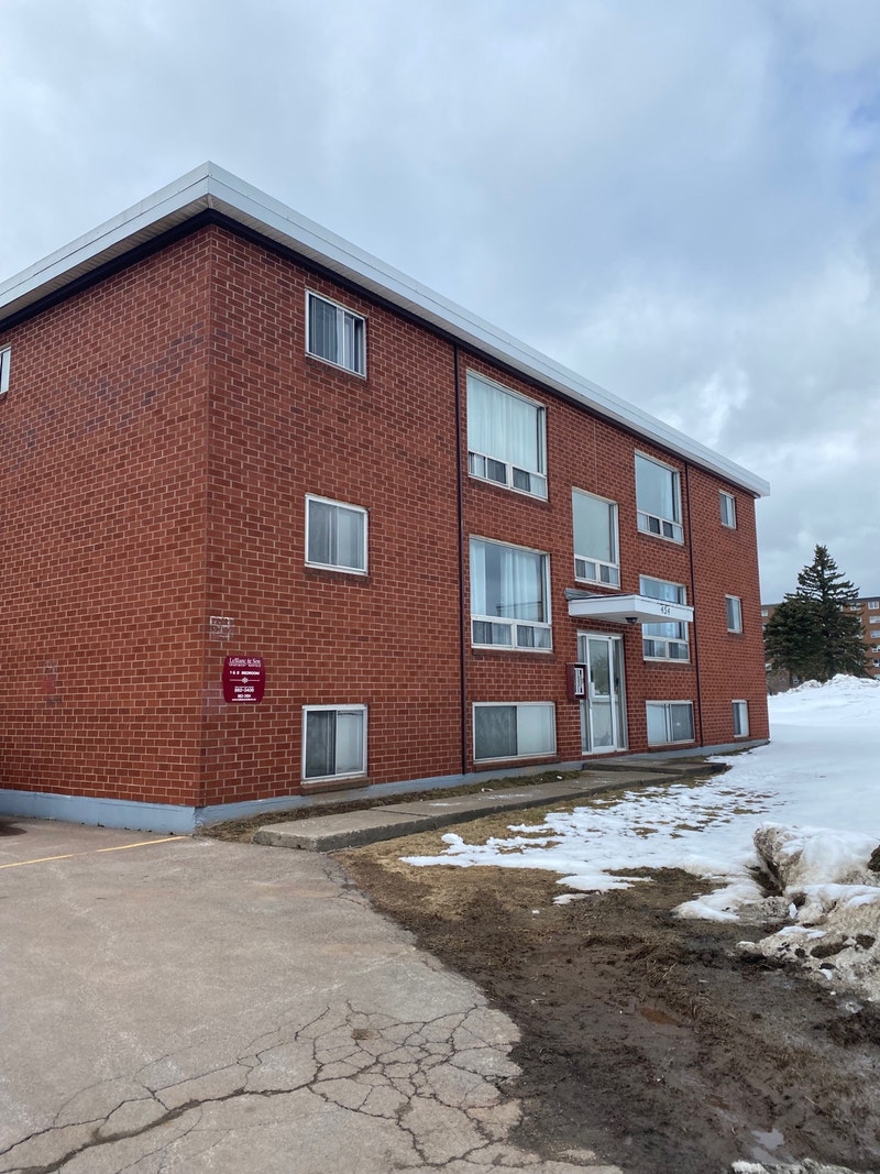 Extra large heated 2 bedroom in mature building Long Term Rentals