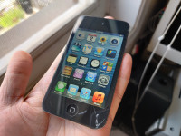 8gb iPod Touch 4th  Generation ( few screen cracks )