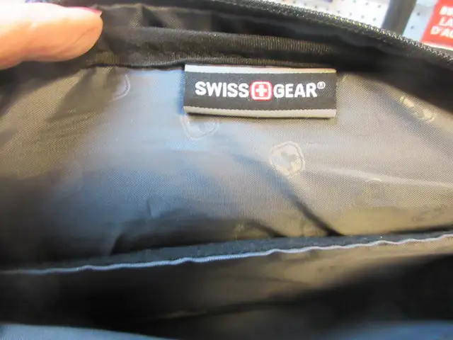 A  VENDRE in Bags & Luggage in Saint-Jean-sur-Richelieu - Image 5