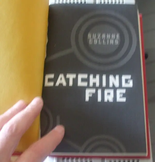 Catching Fire of Suzanne Collins Hard cover and in english in Fiction in Québec City - Image 3