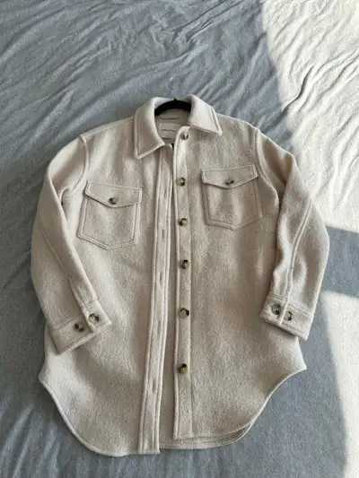 This Aritzia Wilfred Ganna jacket, size small, is the perfect blend of style and comfort for those c...