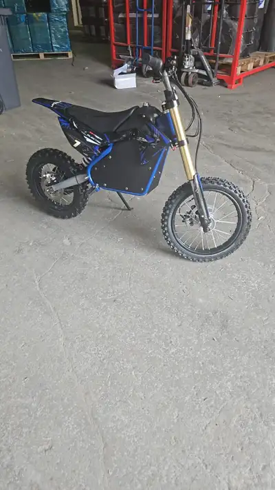 Motocross électrique à vendre TOUT NEUF 48 V / 1 200 W Option 3 vitesses. Vitesse maximale : 50 km/h...