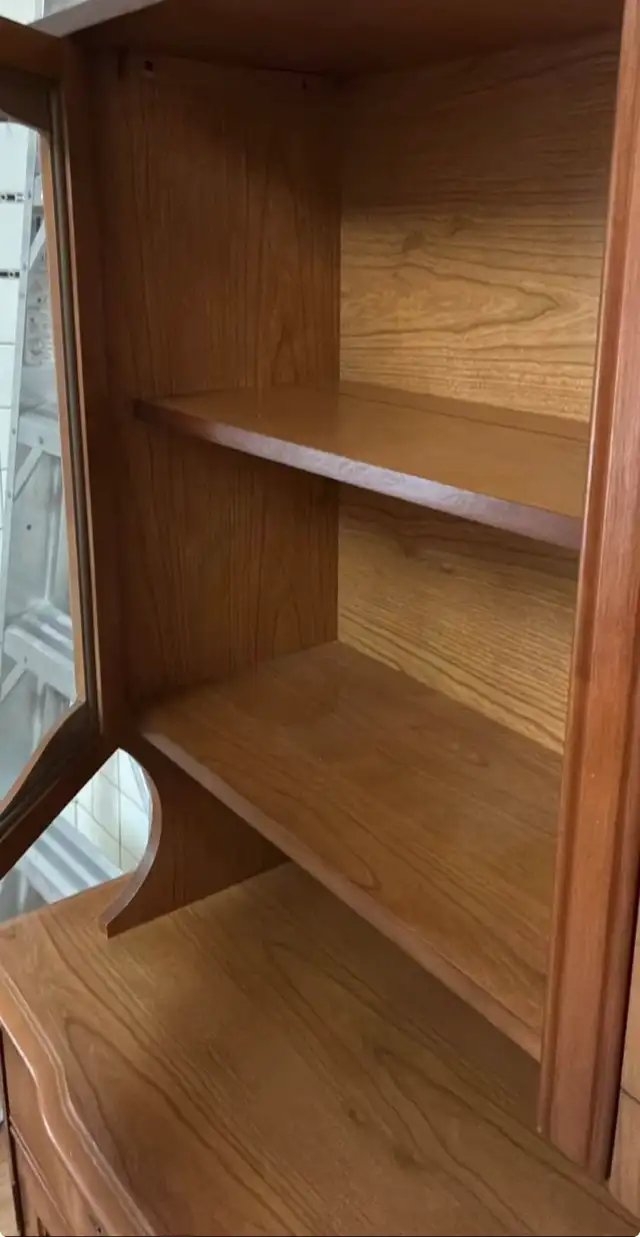 Vintage Wooden China Cabinet Hutch in Hutches & Display Cabinets in City of Toronto - Image 9