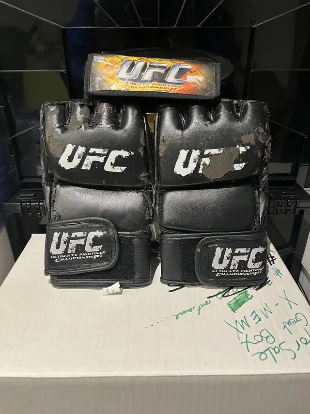 UFC Zuffa Boxing Gloves MMA Striking 12oz Black  in Exercise Equipment in Markham / York Region - Image 4