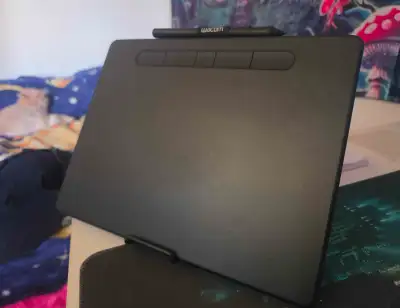 Tablet Wacom Medium size en très bon état. Je la vend car je n'en n'est plus besoin. 150$ nego, à ve...