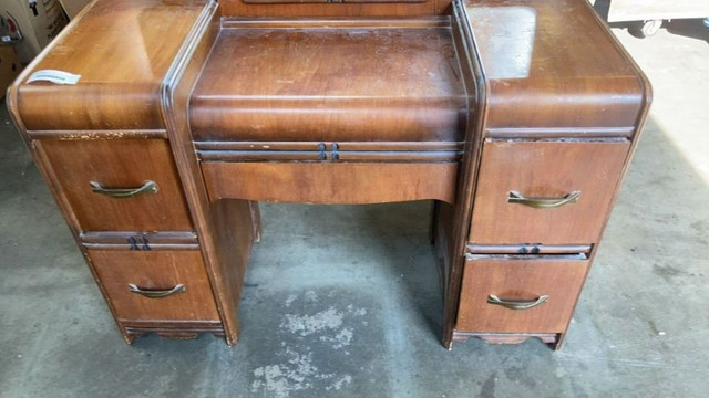 ANTIQUE WATERFALL DRESSER WITH MIRROR - dans Commodes et armoires  à Delta/Surrey/Langley - Image 3