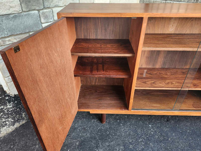 Pending   MID-CENTURY 1960'S ROSEWOOD BUFFET/DISPLAY CABINET in Hutches & Display Cabinets in Oshawa / Durham Region - Image 3