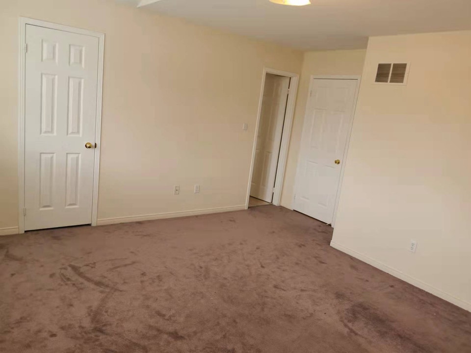 one master room for rent 3