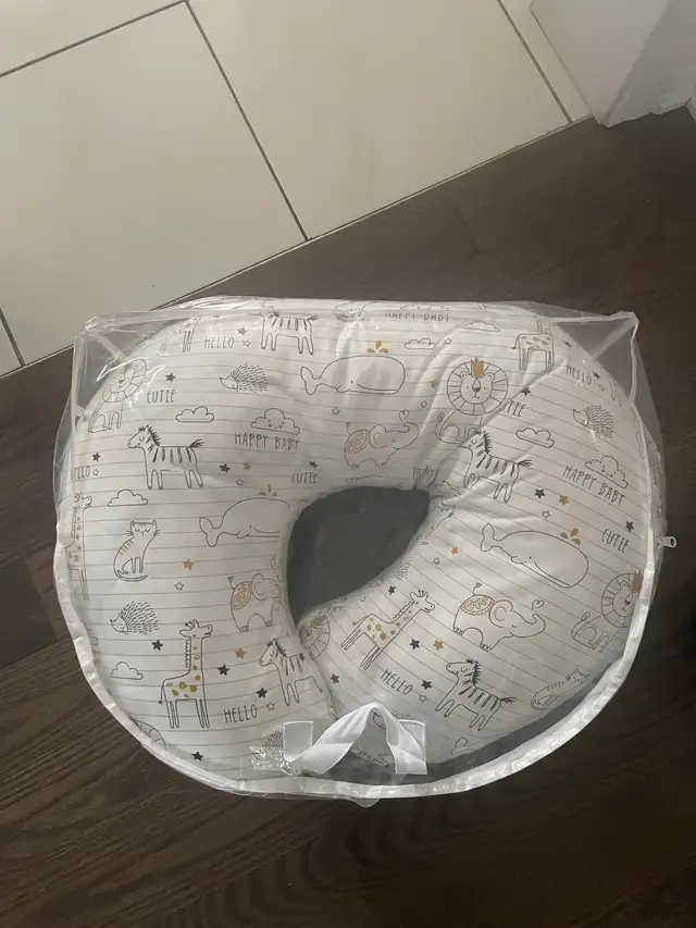 Nursing pillow in Feeding & High Chairs in Mississauga / Peel Region - Image 4