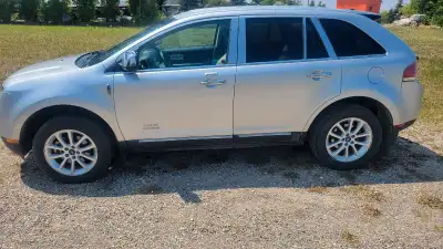 Features: 271,000 km All Season tires w/ less than 1 year Additional set of Winter tire on steel rim...