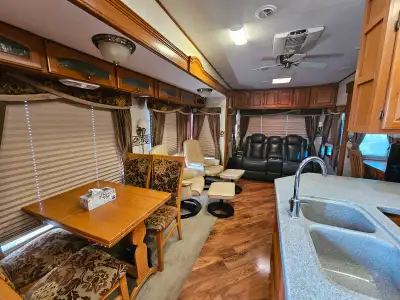 FOR SALE 2006 5TH WHEEL GLENDALE TITANIUM MODEL NUMBER 34E39QS- EVERYTHING WORKS GREAT. HAS A BUILT...