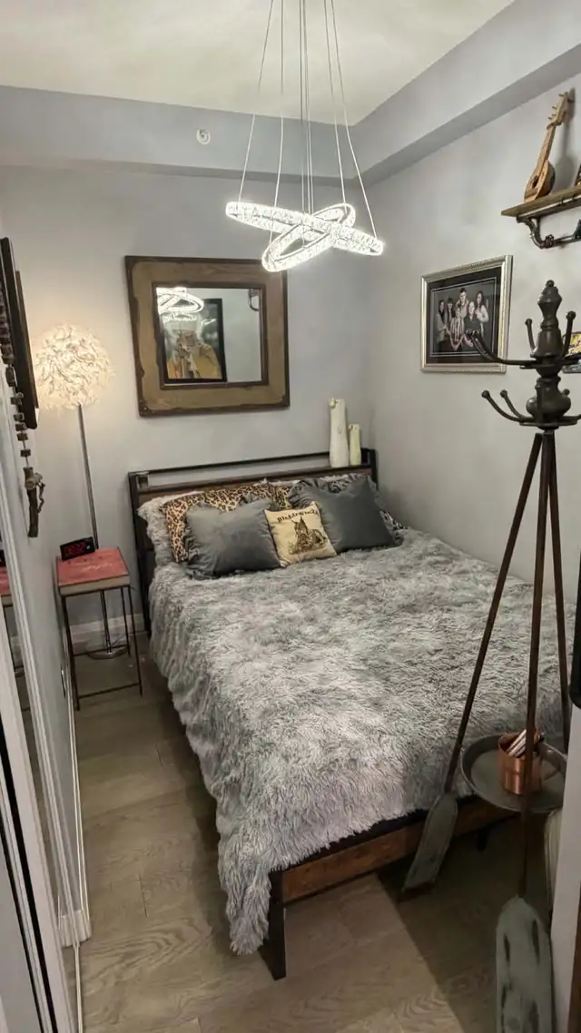 Small bedroom for rent @ Hurontario and Eglinton 647-444-0553