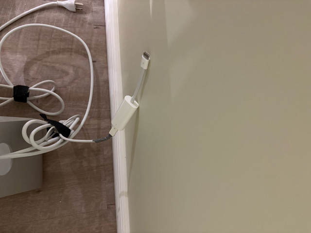 Apple monitor a1407 with thunderbolt adapter  in Monitors in Oshawa / Durham Region - Image 3