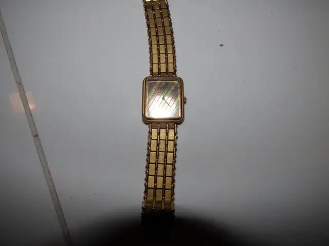 gold novec wristwatch628637315618591228