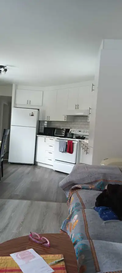 Bonjour.. chambre tout compris cuisine. Laveuse.. sécheuse.. lit . bureau.. internet.. wifi.. près d...