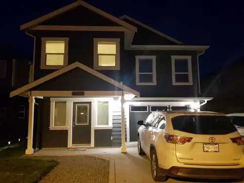 A comfortable, cozy, modern house with lots of natural light, 5 minutes' walk to Happy Valley Elemen...