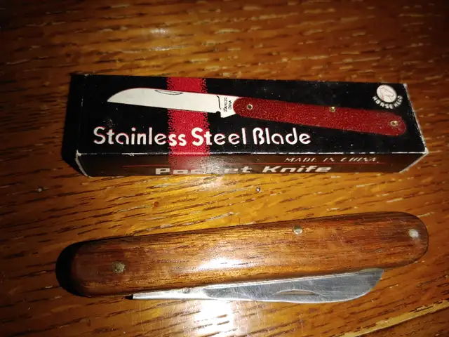 Old NOS JACKKNIFE Wood Handle w/ Box in Arts & Collectibles in Ottawa - Image 3