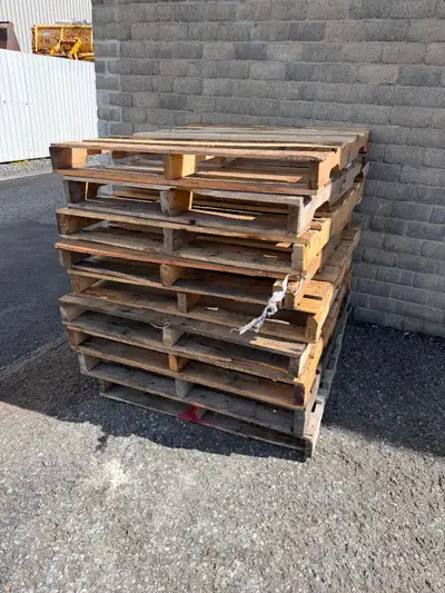 Palettes en bois à donner, View more