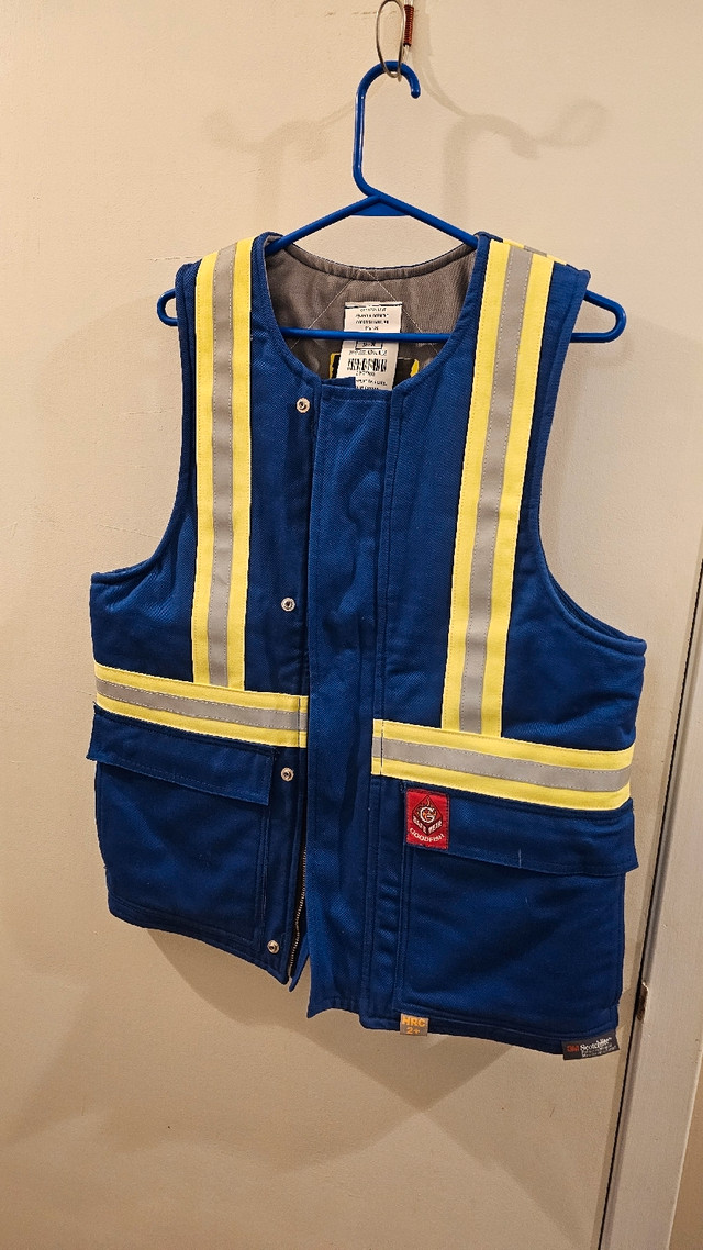 New FR Insulated vest s/m in Men's in Edmonton
