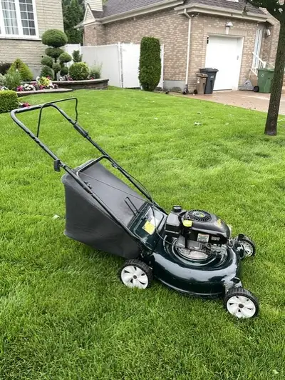 Tondeuse – Lawnmower Tondeuse de marque Yardworks , coupe 21 po de largeur, moteur 4.5 HP . 4 Roues...