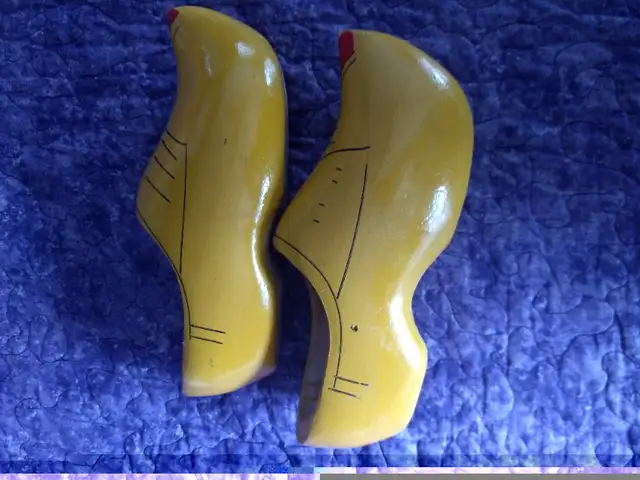 Dutch Clogs Wood (Vintage) in Arts & Collectibles in Mississauga / Peel Region - Image 3