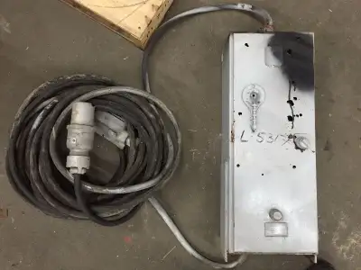 Switch avec fusibles présentement connecté sur le 550V mais peux également se brancher sur n'importe...