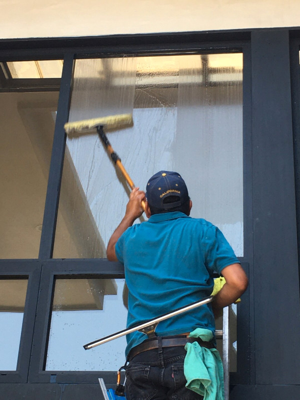 Cherche laveur de vitre pro pour contrats en sous-traitance dans Nettoyage et ménage  à Ville de Montréal - Image 2