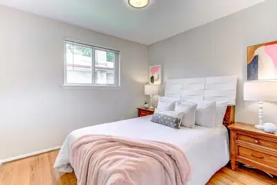 Accommodation available in a spacious 3BHK home. Location - Ellesmere and Scarborough Golf Club Rd -...