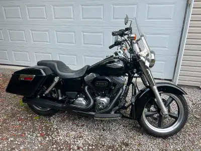 selling a 2016 Harley Davidson dyna switchback -17000kms - new tires - 2 into 1 header - low profile...