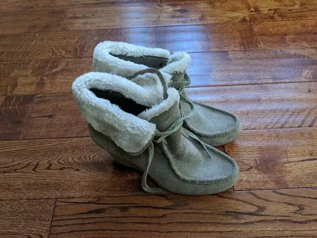 Suede ankle boots in Women's - Shoes in City of Toronto - Image 3
