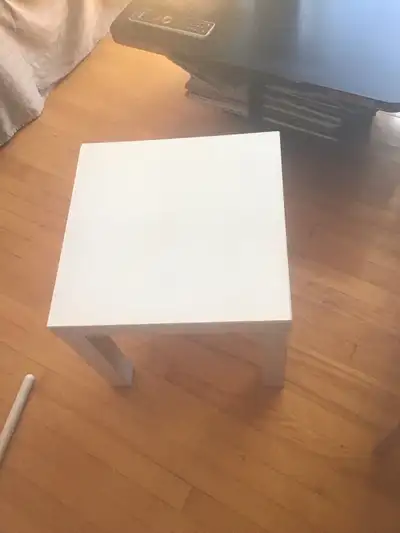 2 tables à café ou d’appoint,1 noir et l’autre blanche 15$,20$, View more