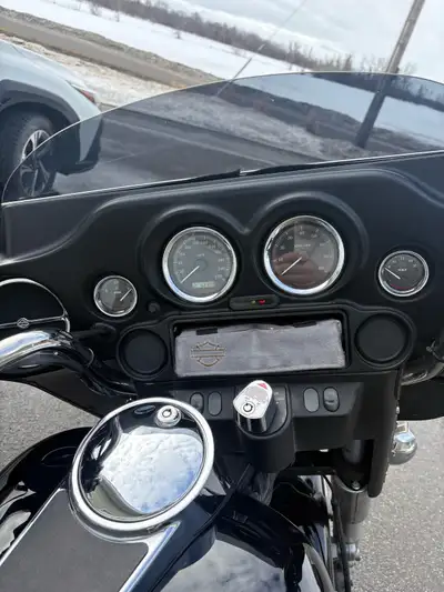 Harley flht 2005 64000km stage 1 toujours bien entretenu.Lumière au del changé pneus arrières 10k de...