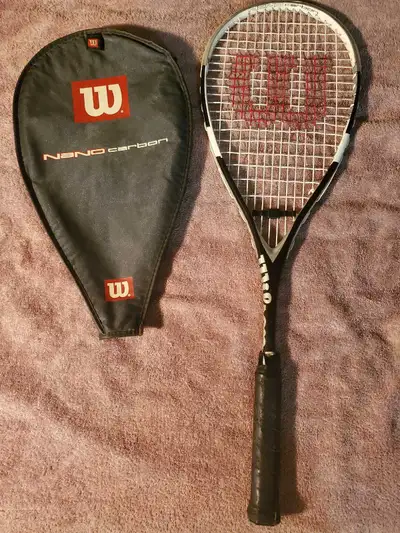 Raquette de squash wilson nano carbon force. Parfait etat. Faite un prix. Accept echange. Pas de liv...