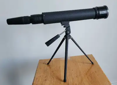 Télescope de la marque Bushnell. En très bon état, fonctionne très bien. Le trépied se retire pour a...